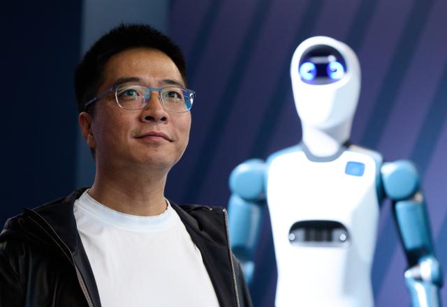 14 September 2026, Bavaria, Munich: Zhaopeng Chen, founder and CEO of Agile Robots, stands next to the humanoid robot "Agile ONE" during a press event at Agile Robots' headquarters. Photo: Sven Hoppe/dpa