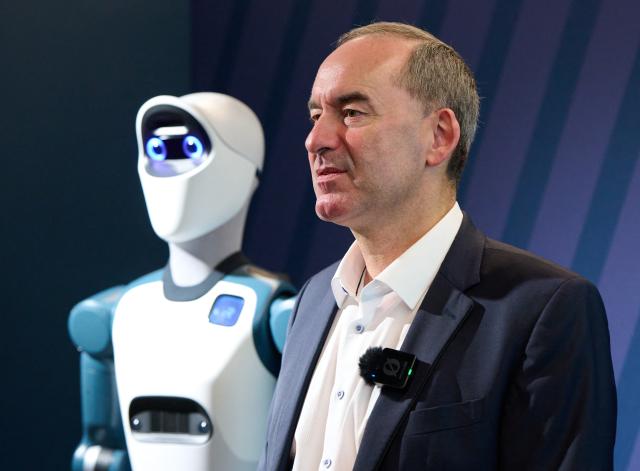 14 September 2026, Bavaria, Munich: Bavaria's Minister of Economic Affairs, stands next to the humanoid robot "Agile ONE" during a press event at Agile Robots' corporate headquarters. Photo: Sven Hoppe/dpa