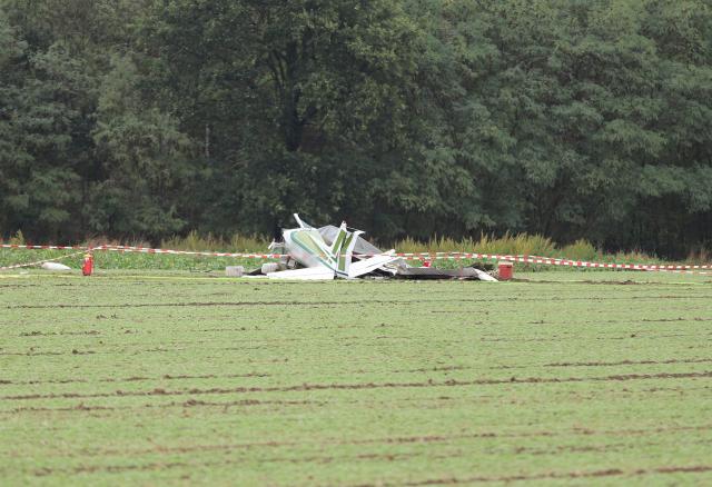 14 September 2026, North Rhine-Westphalia, Erkelenz: Amall plane lies in a field after it crashed, killing several people in the Rhineland. Photo: -/dpa