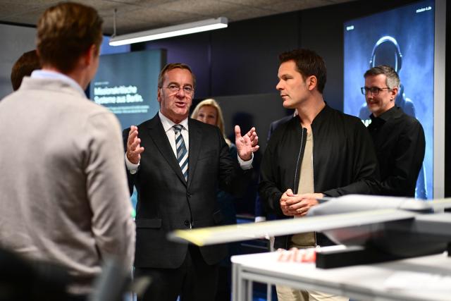 14 September 2026, Berlin: Steffen Krach (R), the Social Democratic Party's (SPD) top candidate in the 2026 Berlin House of Representatives elections, and Boris Pistorius, German Minister of Defense, learn about drone technology during a campaign event at the Resilience Technology Campus Marienpark. Photo: Sebastian Gollnow/dpa