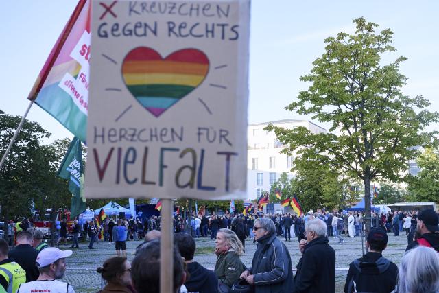 14 September 2026, Berlin: A demonstrator holds a sign reading "Vote against the right-a heart for diversity" in German during the counter-demonstration against the Alternative for Germany (AfD) rally on Hugenottenplatz. Photo: Annette Riedl/dpa