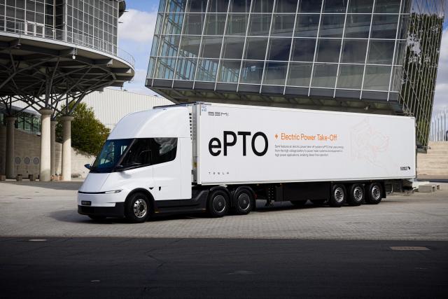 14 September 2026, Lower Saxony, Hanover: The Tesla Semi electric truck will be driving around the exhibition grounds during the IAA Transportation trade show is parked in Hanover. The International Motor Show (IAA) Transportation, which focuses on logistics, commercial vehicles, and the transportation sector, will take place in Hanover from September 15 to 20, 2026. Photo: Moritz Frankenberg/dpa