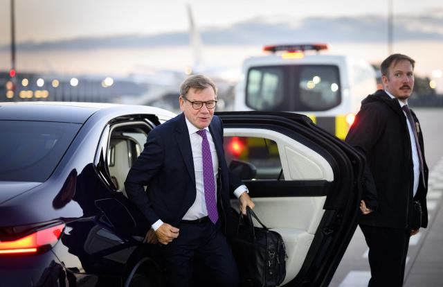 15 September 2026, Brandenburg, Schoenefeld: German Minister of Foreign Affairs Johann Wadephul arrives at the military section of Berlin-Brandenburg Airport. For the first time since the change in government this spring, German Foreign Minister Wadephul spent a day in the Hungarian capital, Budapest. Photo: Bernd von Jutrczenka/dpa