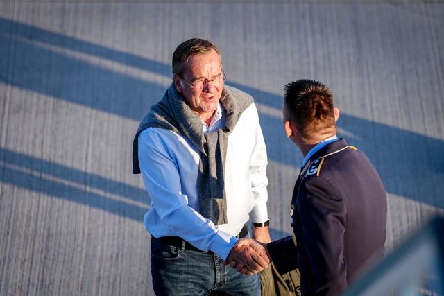 15 September 2026, Brandenburg, Schoenefeld: German Minister of Defense Boris Pistorius boards a German Air Force Airbus A350 for his trip to the United States. Photo: Kay Nietfeld/dpa