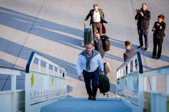 15 September 2026, Brandenburg, Schoenefeld: German Minister of Defense Boris Pistorius boards a German Air Force Airbus A350 for his trip to the United States. Photo: Kay Nietfeld/dpa