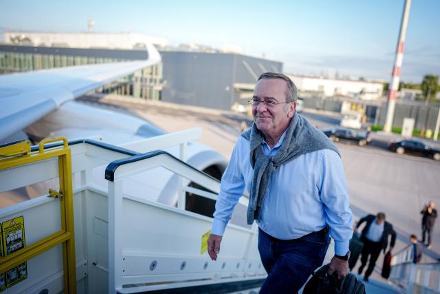 15 September 2026, Brandenburg, Schoenefeld: German Minister of Defense Boris Pistorius boards a German Air Force Airbus A350 for his trip to the United States. Photo: Kay Nietfeld/dpa