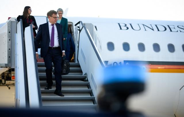 15 September 2026, Bavaria, Munich: German Foreign Minister Johann Wadephul steps off a plane belonging to the German Armed Forces' Air Transport Service at Franz Josef Strauss Airport. Wadephul is making a stopover in the Bavarian capital on his way to Geneva, Switzerland. Photo: Bernd von Jutrczenka/dpa