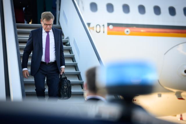 15 September 2026, Bavaria, Munich: German Foreign Minister Johann Wadephul steps off a plane belonging to the German Armed Forces' Air Transport Service at Franz Josef Strauss Airport. Wadephul is making a stopover in the Bavarian capital on his way to Geneva, Switzerland. Photo: Bernd von Jutrczenka/dpa