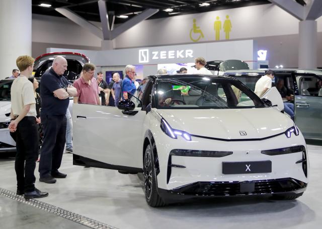 (241108) -- SYDNEY, Nov. 8, 2024 (Xinhua) -- Audience look at vehicles from Zeekr during the Sydney International EV AutoShow 2024 in Sydney, Australia, Nov. 8, 2024. The three-day event kicked off at the International Convention & Exhibition Center in Sydney on Friday, showcasing electric vehicles from global manufacturers. (Xinhua/Ma Ping)