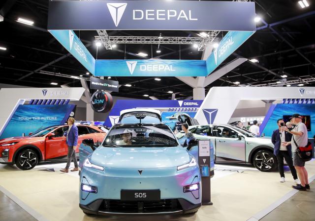 (241108) -- SYDNEY, Nov. 8, 2024 (Xinhua) -- Audience visit the exhibition stand for Deepal during the Sydney International EV AutoShow 2024 in Sydney, Australia, Nov. 8, 2024. The three-day event kicked off at the International Convention & Exhibition Center in Sydney on Friday, showcasing electric vehicles from global manufacturers. (Xinhua/Ma Ping)