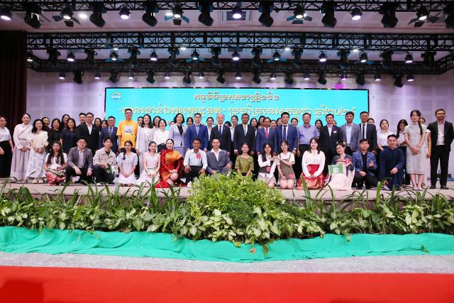 (241114) -- PHNOM PENH, Nov. 14, 2024 (Xinhua) -- Guests and candidates pose for a group photo at the final contest of a Chinese song competition in Phnom Penh, Cambodia, Nov. 13, 2024.
  A Chinese song competition for Cambodian youth was held here in the capital of Cambodia on Wednesday to promote Chinese-language education and cultural exchanges between the two countries. (Photo by Phearum/Xinhua)