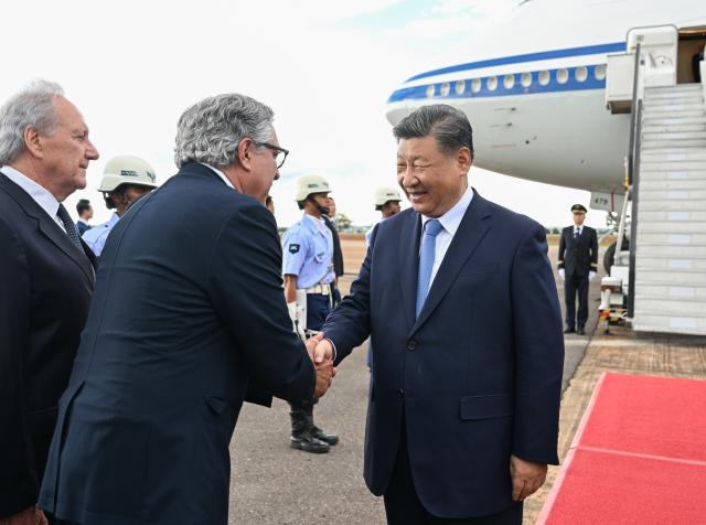 (241119) -- BRASILIA, Nov. 19, 2024 (Xinhua) -- Senior Brazilian officials warmly welcome Chinese President Xi Jinping on behalf of Brazilian President Luiz Inacio Lula da Silva and the Brazilian government at Brasilia Air Base in Brasilia, Brazil, Nov. 19, 2024. Xi arrived in Brasilia on Tuesday for a state visit to Brazil. (Xinhua/Li Xueren)