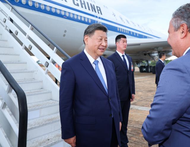 (241119) -- BRASILIA, Nov. 19, 2024 (Xinhua) -- Senior Brazilian officials warmly welcome Chinese President Xi Jinping on behalf of Brazilian President Luiz Inacio Lula da Silva and the Brazilian government at Brasilia Air Base in Brasilia, Brazil, Nov. 19, 2024. Xi arrived in Brasilia on Tuesday for a state visit to Brazil. (Xinhua/Liu Bin)