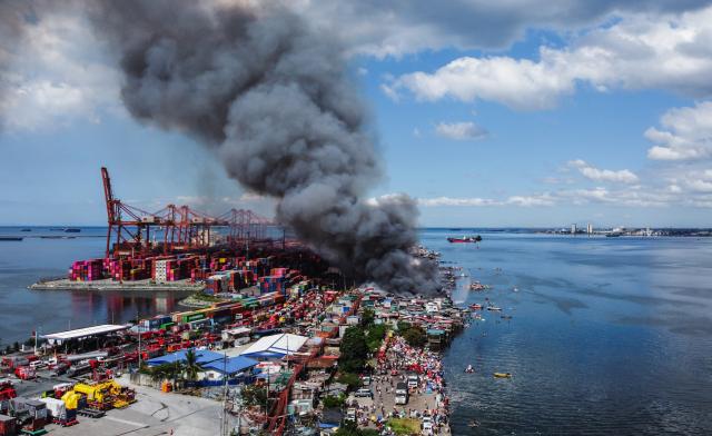 (241124) -- MANILA, Nov. 24, 2024 (Xinhua) -- A drone photo shows a fire engulfing a slum area in Manila, the Philippines on Nov. 24, 2024. (Xinhua/Rouelle Umali)