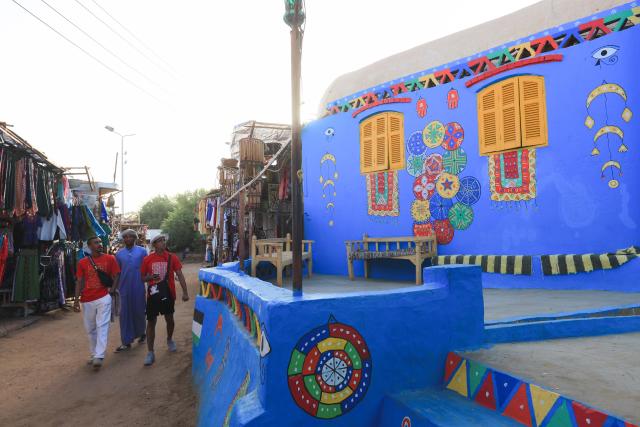 (241125) -- CAIRO, Nov. 25, 2024 (Xinhua) -- Tourists visit the Nubian village of Gharb Sohail in Aswan, Egypt, Nov. 24, 2024.
  Gharb Sohail, a Nubian village lying along the west bank of Nile, is a popular tourist destination in Aswan where visitors have the chance to know Nubian's unique cultures, traditions, crafts and food. (Xinhua/Sui Xiankai)