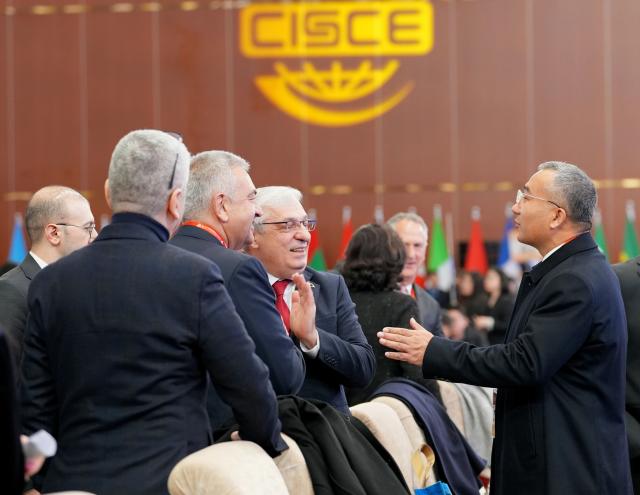 (241126) -- BEIJING, Nov. 26, 2024 (Xinhua) -- Guests communicate at the opening ceremony of the second China International Supply Chain Expo (CISCE) in Beijing, capital of China, Nov. 26, 2024.
  Themed "Connecting the World for a Shared Future," the expo, hosted by the China Council for the Promotion of International Trade, kicked off in Beijing on Tuesday. (Xinhua/Xing Guangli)