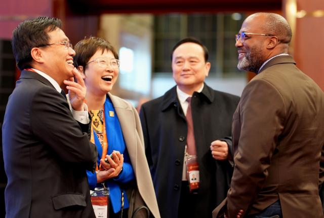 (241126) -- BEIJING, Nov. 26, 2024 (Xinhua) -- Guests communicate at the opening ceremony of the second China International Supply Chain Expo (CISCE) in Beijing, capital of China, Nov. 26, 2024.
  Themed "Connecting the World for a Shared Future," the expo, hosted by the China Council for the Promotion of International Trade, kicked off in Beijing on Tuesday. (Xinhua/Xing Guangli)