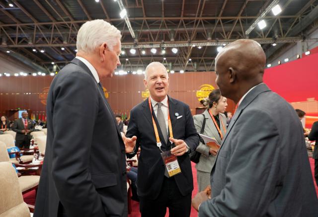 (241126) -- BEIJING, Nov. 26, 2024 (Xinhua) -- Guests communicate at the opening ceremony of the second China International Supply Chain Expo (CISCE) in Beijing, capital of China, Nov. 26, 2024.
  Themed "Connecting the World for a Shared Future," the expo, hosted by the China Council for the Promotion of International Trade, kicked off in Beijing on Tuesday. (Xinhua/Xing Guangli)