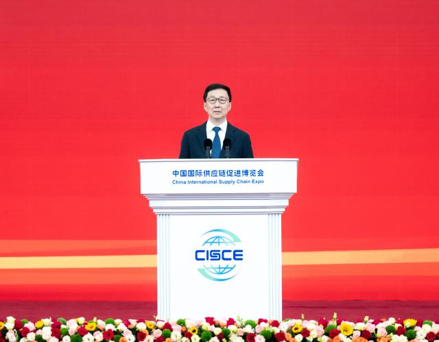 (241126) -- BEIJING, Nov. 26, 2024 (Xinhua) -- Chinese Vice President Han Zheng delivers a speech while attending the opening ceremony of the second China International Supply Chain Expo in Beijing, capital of China, Nov. 26, 2024. (Xinhua/Zhai Jianlan)