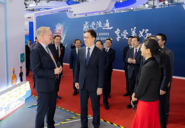 (241126) -- BEIJING, Nov. 26, 2024 (Xinhua) -- Chinese Vice President Han Zheng talks with an exhibitor as he tours the exhibition venue after the opening ceremony of the second China International Supply Chain Expo (CISCE) in Beijing, capital of China, Nov. 26, 2024. Han attended the opening ceremony of the second CISCE and delivered a speech here on Tuesday. (Xinhua/Zhai Jianlan)