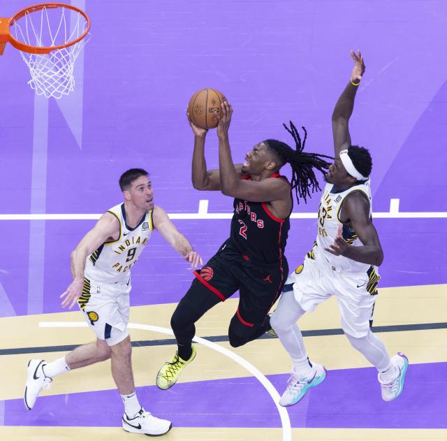 (241204) -- TORONTO, Dec. 4, 2024 (Xinhua) -- Jonathan Mogbo (C) of Toronto Raptors goes for a layup during the 2024-2025 NBA Cup group game between Toronto Raptors and Indiana Pacers in Toronto, Canada, on Dec. 3, 2024. (Photo by Zou Zheng/Xinhua)