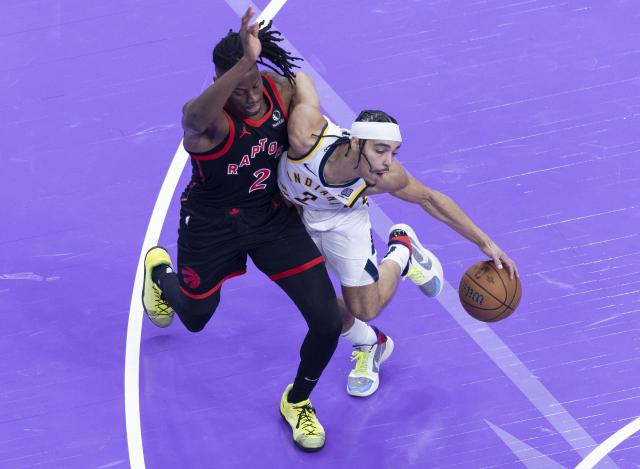 (241204) -- TORONTO, Dec. 4, 2024 (Xinhua) -- Andrew Nembhard (R) of Indiana Pacers vies with Jonathan Mogbo of Toronto Raptors during the 2024-2025 NBA Cup group game between Toronto Raptors and Indiana Pacers in Toronto, Canada, on Dec. 3, 2024. (Photo by Zou Zheng/Xinhua)