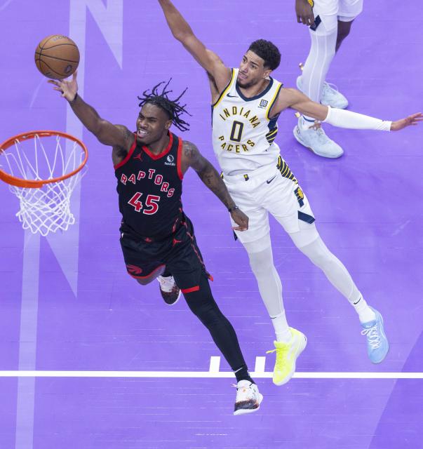 (241204) -- TORONTO, Dec. 4, 2024 (Xinhua) -- Davion Mitchell (L) of Toronto Raptors goes up for a layup during the 2024-2025 NBA Cup group game between Toronto Raptors and Indiana Pacers in Toronto, Canada, on Dec. 3, 2024. (Photo by Zou Zheng/Xinhua)