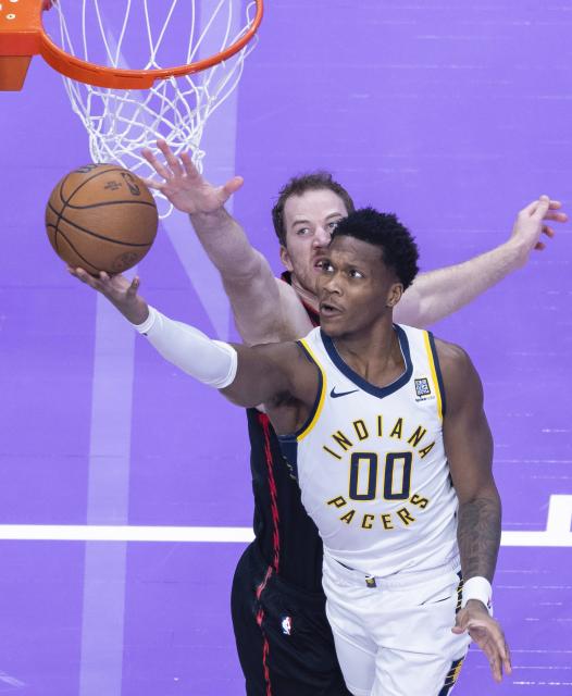 (241204) -- TORONTO, Dec. 4, 2024 (Xinhua) -- Bennedict Mathurin (front) of Indiana Pacers makes a layup during the 2024-2025 NBA Cup group game between Toronto Raptors and Indiana Pacers in Toronto, Canada, on Dec. 3, 2024. (Photo by Zou Zheng/Xinhua)