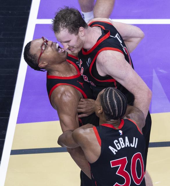 (241204) -- TORONTO, Dec. 4, 2024 (Xinhua) -- Scottie Barnes (L), Jakob Poeltl (R) and Ochai Agbaji of Toronto Raptors celebrate scoring during the 2024-2025 NBA Cup group game between Toronto Raptors and Indiana Pacers in Toronto, Canada, on Dec. 3, 2024. (Photo by Zou Zheng/Xinhua)