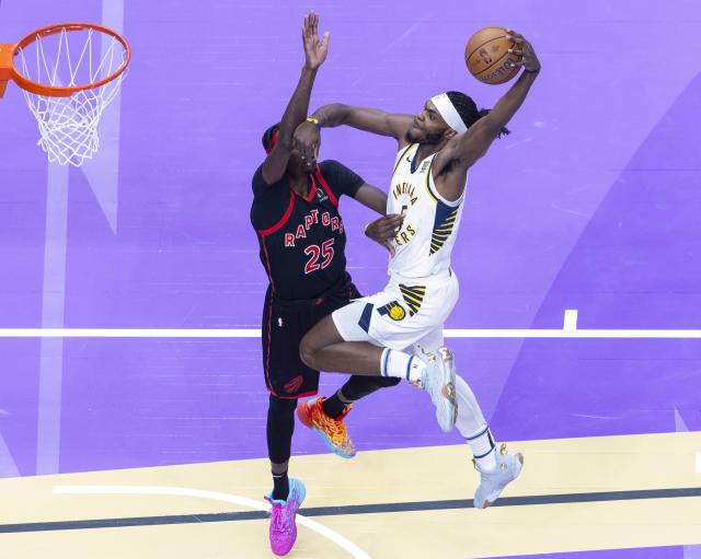 (241204) -- TORONTO, Dec. 4, 2024 (Xinhua) -- Jarace Walker (R) of Indiana Pacers prepares to dunk during the 2024-2025 NBA Cup group game between Toronto Raptors and Indiana Pacers in Toronto, Canada, on Dec. 3, 2024. (Photo by Zou Zheng/Xinhua)