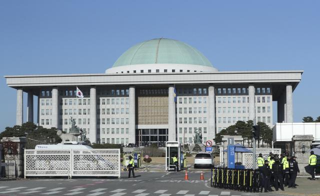 (241204) -- SEOUL, Dec. 4, 2024 (Xinhua) -- Police officers are seen near the National Assembly in Seoul, South Korea, on Dec. 4, 2024.
  South Korea's emergency martial law, declared by President Yoon Suk-yeol Tuesday night, was lifted early Wednesday at a cabinet meeting after the parliament voted against it.
  The motion to remove the martial law order was approved at an urgently convened cabinet meeting, according to multiple media outlets. (Xinhua/Yao Qilin)