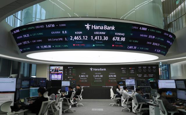 (241204) -- SEOUL, Dec. 4, 2024 (Xinhua) -- Staff members work in front of screens displaying stock market information at an office of the Hana Bank in Seoul, South Korea, on Dec. 4, 2024.
  South Korea's emergency martial law, declared by President Yoon Suk-yeol Tuesday night, was lifted early Wednesday at a cabinet meeting after the parliament voted against it.
  The motion to remove the martial law order was approved at an urgently convened cabinet meeting, according to multiple media outlets. (Xinhua/Yao Qilin)