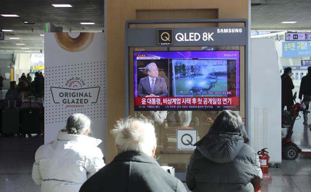 (241204) -- SEOUL, Dec. 4, 2024 (Xinhua) -- People watch televised news report on South Korea's emergency martial law on a screen at a railway station in Seoul, South Korea, on Dec. 4, 2024.
  South Korea's emergency martial law, declared by President Yoon Suk-yeol Tuesday night, was lifted early Wednesday at a cabinet meeting after the parliament voted against it.
  The motion to remove the martial law order was approved at an urgently convened cabinet meeting, according to multiple media outlets. (Xinhua/Yao Qilin)