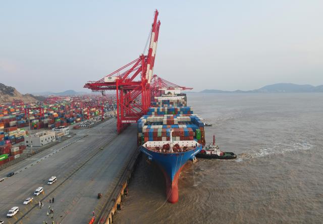 (241218) -- SHANGHAI, Dec. 18, 2024 (Xinhua) -- An aerial drone photo shows the "Xin Shanghai," a vessel operated by China COSCO Shipping Corporation Limited, berthed at Yangshan Port, east China's Shanghai, Dec. 18, 2024.
  The "Xin Shanghai" arrived in Shanghai's Yangshan Port on Wednesday afternoon after a 23-day journey from Peru's Chancay Port, marking the first official voyage between the two ports.
  The journey opened the first two-way operational sea link between Shanghai and Chancay Port, a newly-inaugurated flagship project of Belt and Road cooperation between China and Peru. (Xinhua/Fang Zhe)