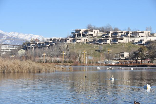 (241221) -- WENQUAN, Dec. 21, 2024 (Xinhua) -- This photo taken on Nov. 28, 2024 shows a hot spring hotel in Wenquan County, northwest China's Xinjiang Uygur Autonomous Region. TO GO WITH "Wondrous Xinjiang: Hot springs spread warmth among locals, tourists" (Xinhua/Zhang Xiaolong)