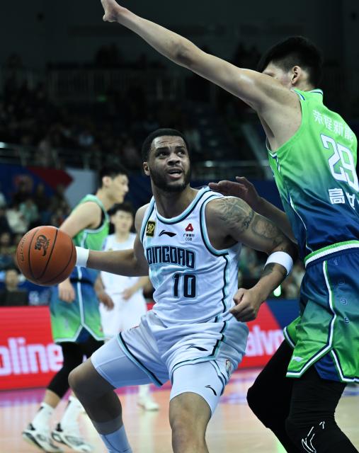 (241221) -- TIANJIN, Dec. 21, 2024 (Xinhua) -- Quinndary Weatherspoon (L) of Qingdao Eagles competes during a match between Tianjin Pioneers and Qingdao Eagles at the 2024-2025 season of the Chinese Basketball Association (CBA) league in Tianjin, China, Dec. 21, 2024. (Xinhua/Sun Fanyue)