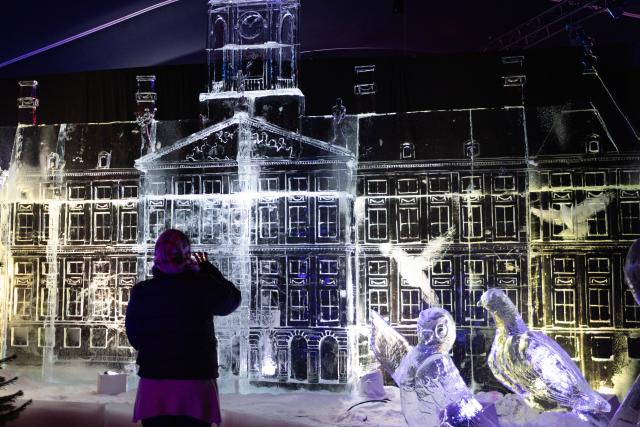 (241222) -- AMSTERDAM, Dec. 22, 2024 (Xinhua) -- A visitor views an ice sculpture during a press preview of the Art Below Zero exhibition in Amsterdam, the Netherlands, Dec. 20, 2024. A collection of ice sculptures are displayed at the exhibition to demonstrate Amsterdam's rich history since its founding in 1275. The exhibition runs from Dec. 21, 2024, to March 2, 2025. (Photo by Sylvia Lederer/Xinhua)