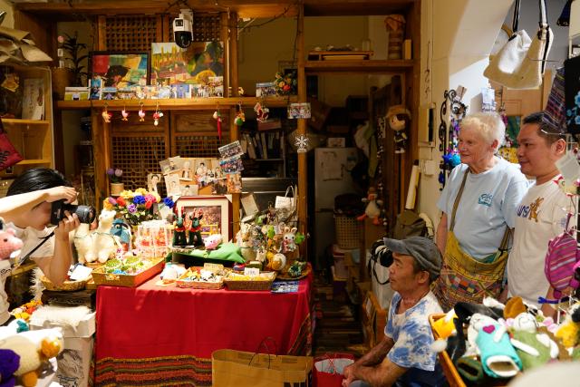 (250509) -- CHENGDU, May 9, 2025 (Xinhua) -- Rachel Grace Pinniger (2nd R) poses for photos with staff members inside Blue Sheep, a handicrafts shop, in Chengdu, southwest China's Sichuan Province, April 19, 2025. TO GO WITH "Profile: British octogenarian's journey from healing hands to helping hearts" (Xinhua/Xu Bingjie)
