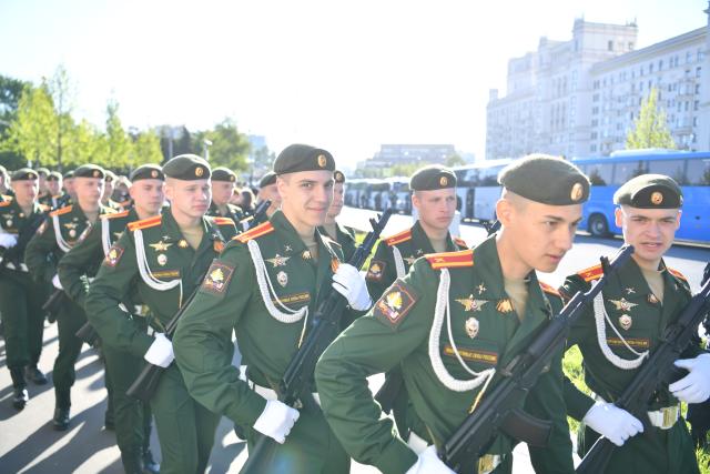(250509) -- MOSCOW, May 9, 2025 (Xinhua) -- Soldiers are about to attend a military parade marking the 80th anniversary of the victory in the Soviet Union's Great Patriotic War in Moscow, Russia, May 9, 2025. (Xinhua/Cao Yang)