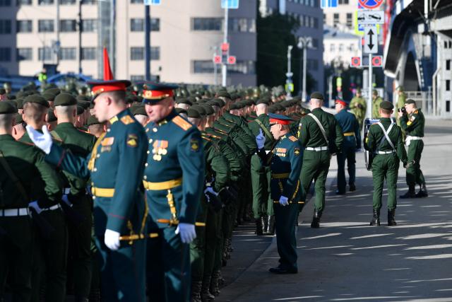 (250509) -- MOSCOW, May 9, 2025 (Xinhua) -- Soldiers are about to attend a military parade marking the 80th anniversary of the victory in the Soviet Union's Great Patriotic War in Moscow, Russia, May 9, 2025. (Xinhua/Cao Yang)