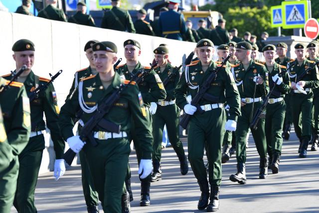 (250509) -- MOSCOW, May 9, 2025 (Xinhua) -- Soldiers are about to attend a military parade marking the 80th anniversary of the victory in the Soviet Union's Great Patriotic War in Moscow, Russia, May 9, 2025. (Xinhua/Cao Yang)