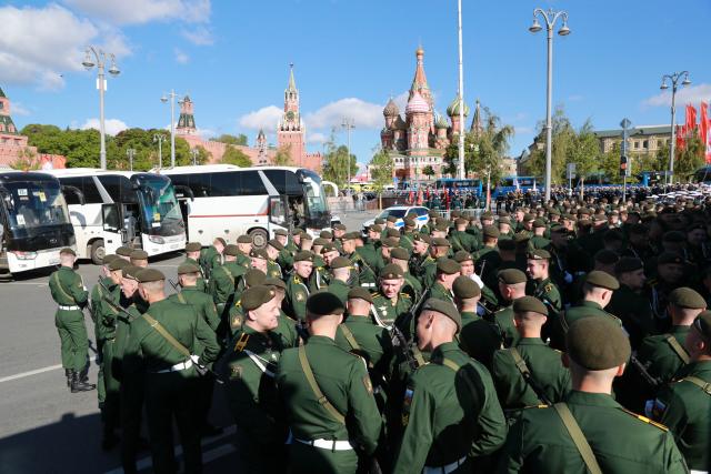 (250509) -- MOSCOW, May 9, 2025 (Xinhua) -- Military personnel are about to attend a military parade marking the 80th anniversary of the victory in the Soviet Union's Great Patriotic War in Moscow, Russia, May 9, 2025. (Xinhua/Bai Xueqi)