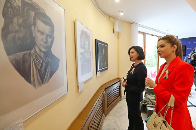 (250509) -- MINSK, May 9, 2025 (Xinhua) -- People visit an art exhibition marking the 80th anniversary of the Victory in the Soviet Union's Great Patriotic War, in Minsk, capital of Belarus, May 8, 2025. (Photo by Henadz Zhinkov/Xinhua)