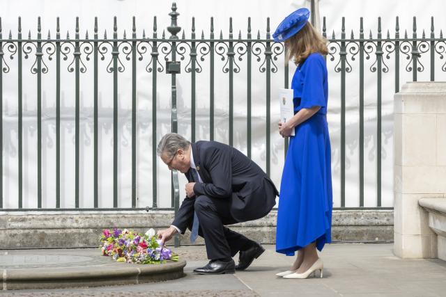 (250509) -- LONDON, May 9, 2025 (Xinhua) -- British Prime Minister Keir Starmer  (L) lays flowers following a service of thanksgiving to mark the 80th anniversary of VE Day, or Victory in Europe Day, at Westminster Abbey in London, Britain, May 8, 2025. (Xinhua)