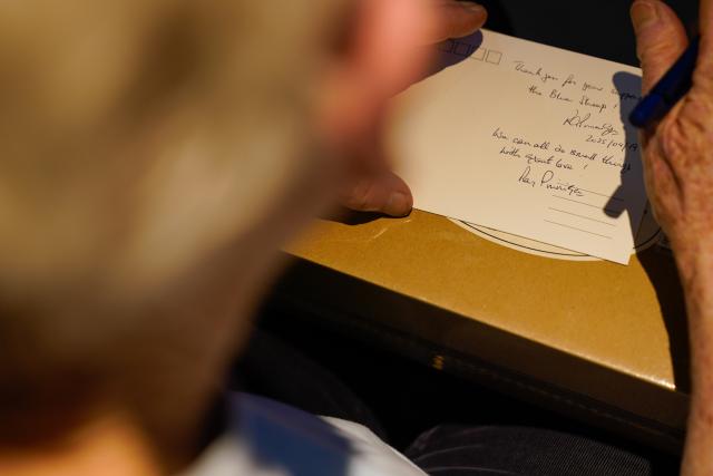 (250509) -- CHENGDU, May 9, 2025 (Xinhua) -- Rachel Grace Pinniger leaves a message for supporters of the handicrafts shop Blue Sheep in Chengdu, southwest China's Sichuan Province, April 19, 2025.
  All eyes were on the beloved Rachel Grace Pinniger, nicknamed "Grandma Rachel," at a farewell event held in front of Blue Sheep in April. 
  Rachel, 79, a native to England, has traversed conflict zones and disaster-hit areas after graduation from medical school to pursue a career of medical, healthcare and education services in more than a dozen of developing countries across Asia and Africa.
  Rachel rushed to Sichuan in 2008, and devoted herself wholeheartedly to the Wenchuan earthquake relief efforts, and kept thinking how she could help more. In 2013, Rachel moved to Chengdu and founded the handicrafts shop Blue Sheep, named after the Himalayan mountain goats that thrive in the plateau's harsh natural environment. 
   The shop deals handicrafts made by disabled artisans and struggling families. Over the past decade, the shop has supported more than 1,000 disadvantaged individuals in Sichuan.
  Before her 80th birthday, Rachel decided to leave Chengdu and return to her hometown with precious memories. At the farewell event held by Blue Sheep's staff and volunteers, she said she would continue to care for those in need, and encourage the loving ones to keep their support for Blue Sheep and the artisans who craft hope with their deft fingers and steadfast minds. (Xinhua/Xu Bingjie)