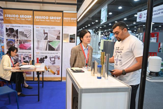 (250509) -- HAWALLI, May 9, 2025 (Xinhua) -- A visitor talks with an exhibitor during the "Baytak" Exhibition in Hawalli Governorate, Kuwait, May 8, 2025. As one of the largest building and design event in Kuwait, the exhibition "Baytak", which means "Your home" in Arabic, kicked off on Thursday with the participation of more than 200 local and international companies. The exhibition will last until May 13. (Photo by Asad/Xinhua)