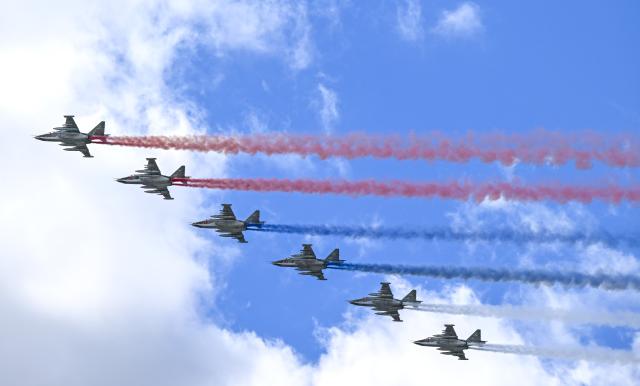 (250509) -- MOSCOW, May 9, 2025 (Xinhua) -- Aircraft fly in formation during a grand parade marking the 80th anniversary of the victory in the Soviet Union's Great Patriotic War in Moscow, Russia, May 9, 2025. (Xinhua/Zhang Ling)