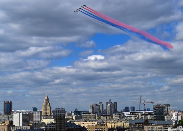(250509) -- MOSCOW, May 9, 2025 (Xinhua) -- Aircraft fly in formation during a grand parade marking the 80th anniversary of the victory in the Soviet Union's Great Patriotic War in Moscow, Russia, May 9, 2025. (Xinhua/Zhang Ling)