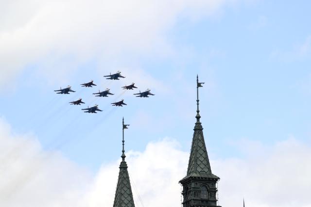 (250509) -- MOSCOW, May 9, 2025 (Xinhua) -- Aircraft fly in formation during a grand parade marking the 80th anniversary of the victory in the Soviet Union's Great Patriotic War in Moscow, Russia, May 9, 2025. (Xinhua/Bai Xueqi)