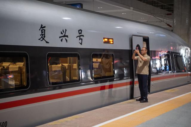 (250509) -- CHONGQING, May 9, 2025 (Xinhua) -- The high-speed test train parks at Chongqing East Railway Station waiting for the departure in southwest China's Chongqing Municipality, May 9, 2025. With the departure of the high-speed test train from Chongqing East Railway Station, the joint debugging and test of Chongqing section of the newly-built Chongqing-Xiamen high-speed railway were successfully completed and started its test operation on Friday. (Xinhua/Tang Yi)
